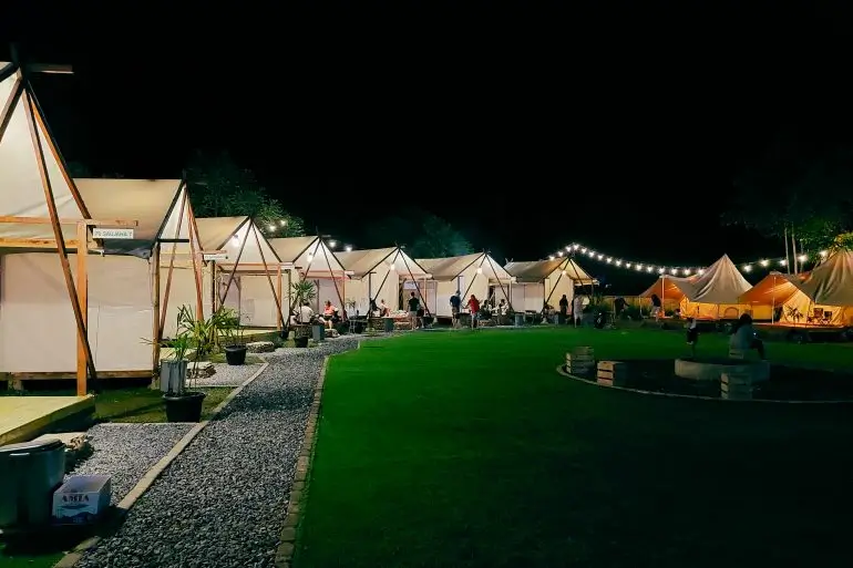 rekomendasi tempat glamping keluarga